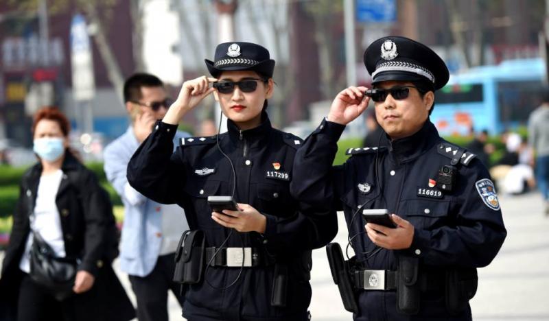 Смарт-очки дополненной реальности позволяют полиции распознавать лица